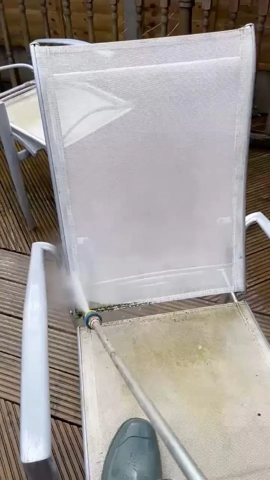 Chaise de terrasse propre après un nettoyage haute pression