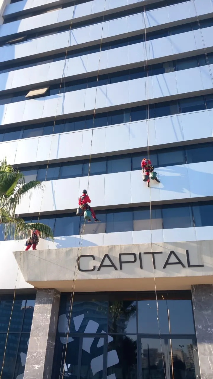 Nettoyage de la façade et des vitres d’un immeuble par des cordistes à Casablanca