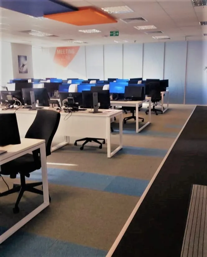 Open space avec moquette et fauteuils de bureau