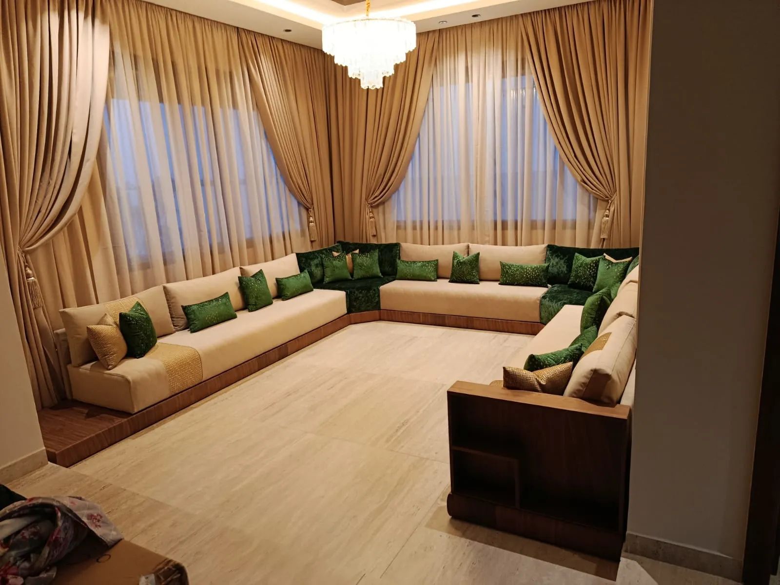 Salon marocain avec doubles rideaux et voilages