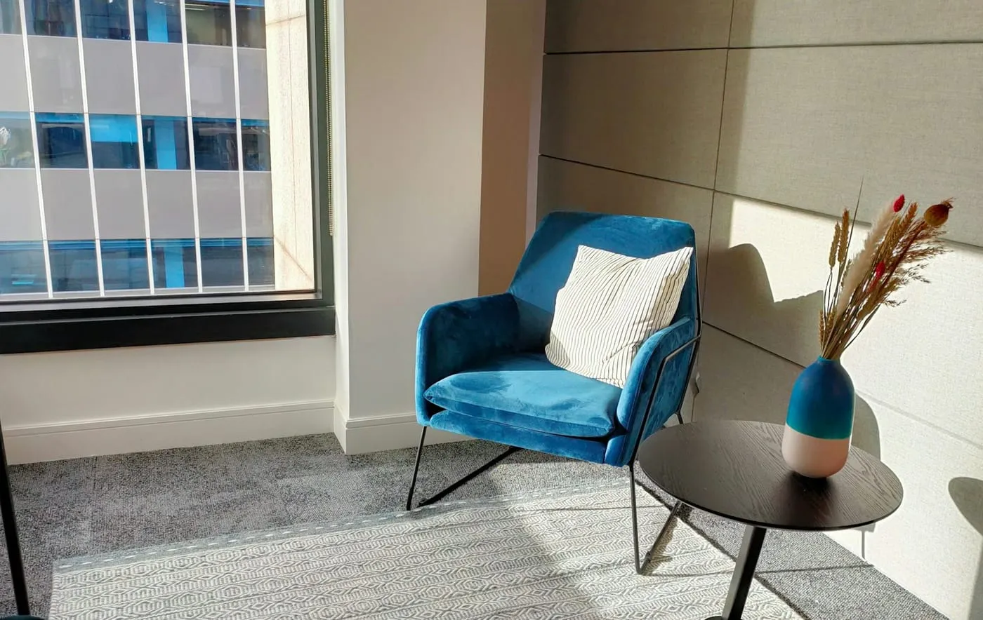 Tapis bleu tissé propre dans un salon